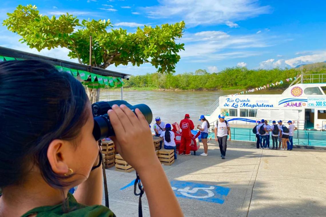 Pie de foto: El objetivo de los Colegios Amigos del Turismo es promover el desarrollo de habilidades y capacidades humanas a partir del conocimiento y las prácticas en turismo, con un enfoque integral y sostenible que fortalezca la cultura turística. Descripción: Estudiante de Colegios Amigos del Turismo participa del taller experiencial “Reconociendo la importancia turística e histórica del río Magdalena”.